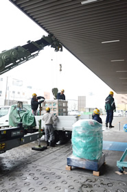 岩塩を載せたトラック、クレーン車