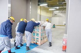 各展示場所への搬入