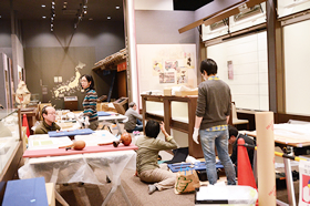 資料の展示作業に励む学芸員たち。