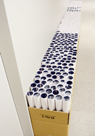 発送を待つポスター。