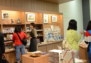 お客さまに商品のご案内をする店長。