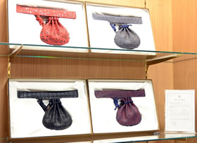 印傳革で作られたオリジナルたばこ入れ。