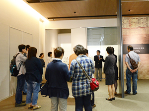 この日は、「近現代のたばこ文化」のガイドツアーでした。