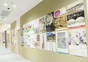 1階「ポスター掲示」コーナー