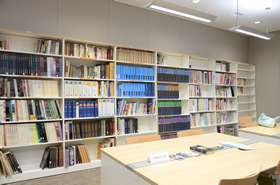 みなさまに閲覧いただくスペースに設置している図書