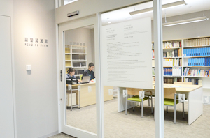 エレベータが開くとすぐにある図書閲覧室