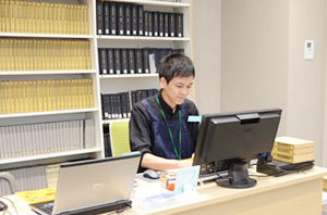 お客さまにご対応すべくスタンバイしているスタッフ